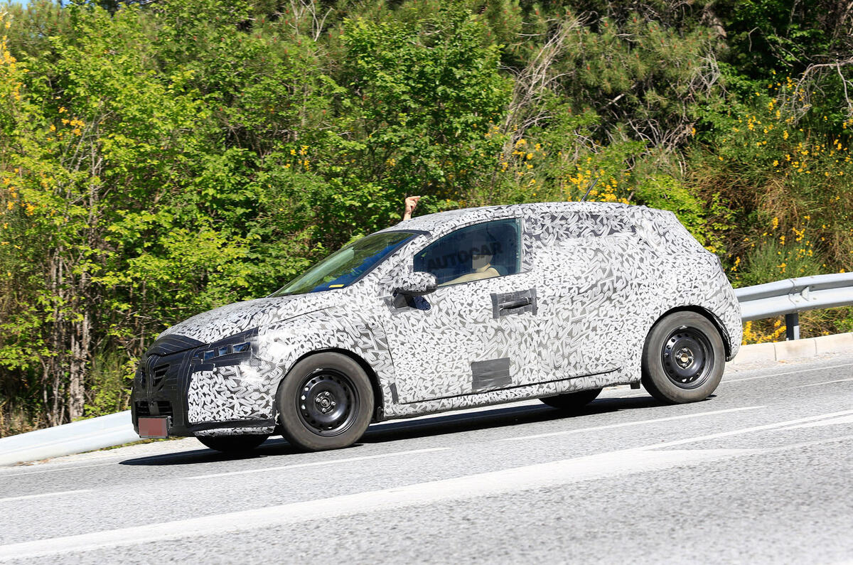 2019 Renault Clio: new pictures of high tech hatchback