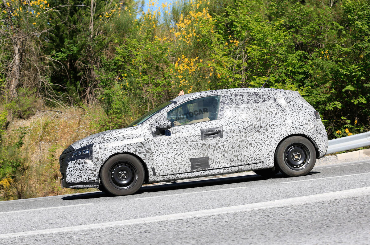 2019 Renault Clio: new pictures of high tech hatchback