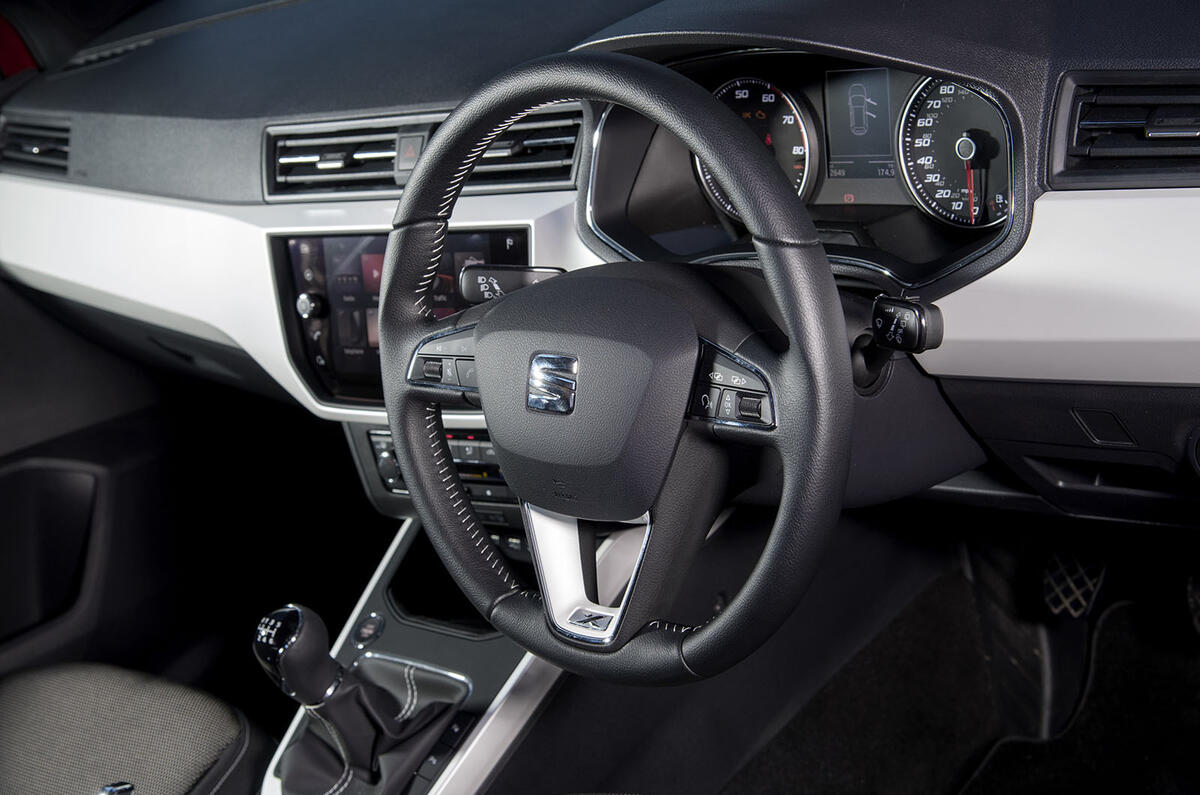 Seat Arona 1.5 TSI EVO FR dashboard