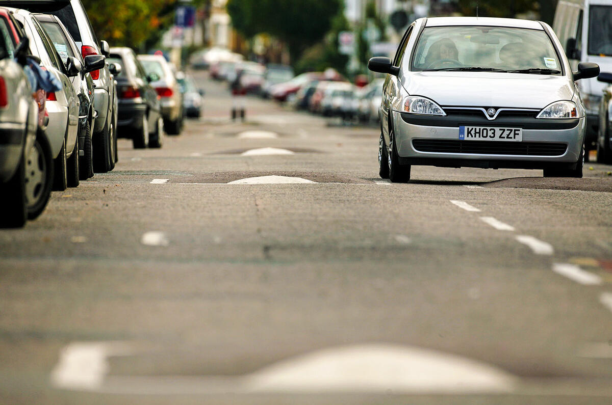 Health group calls for 50mph motorway limit and redesign of speed bumps