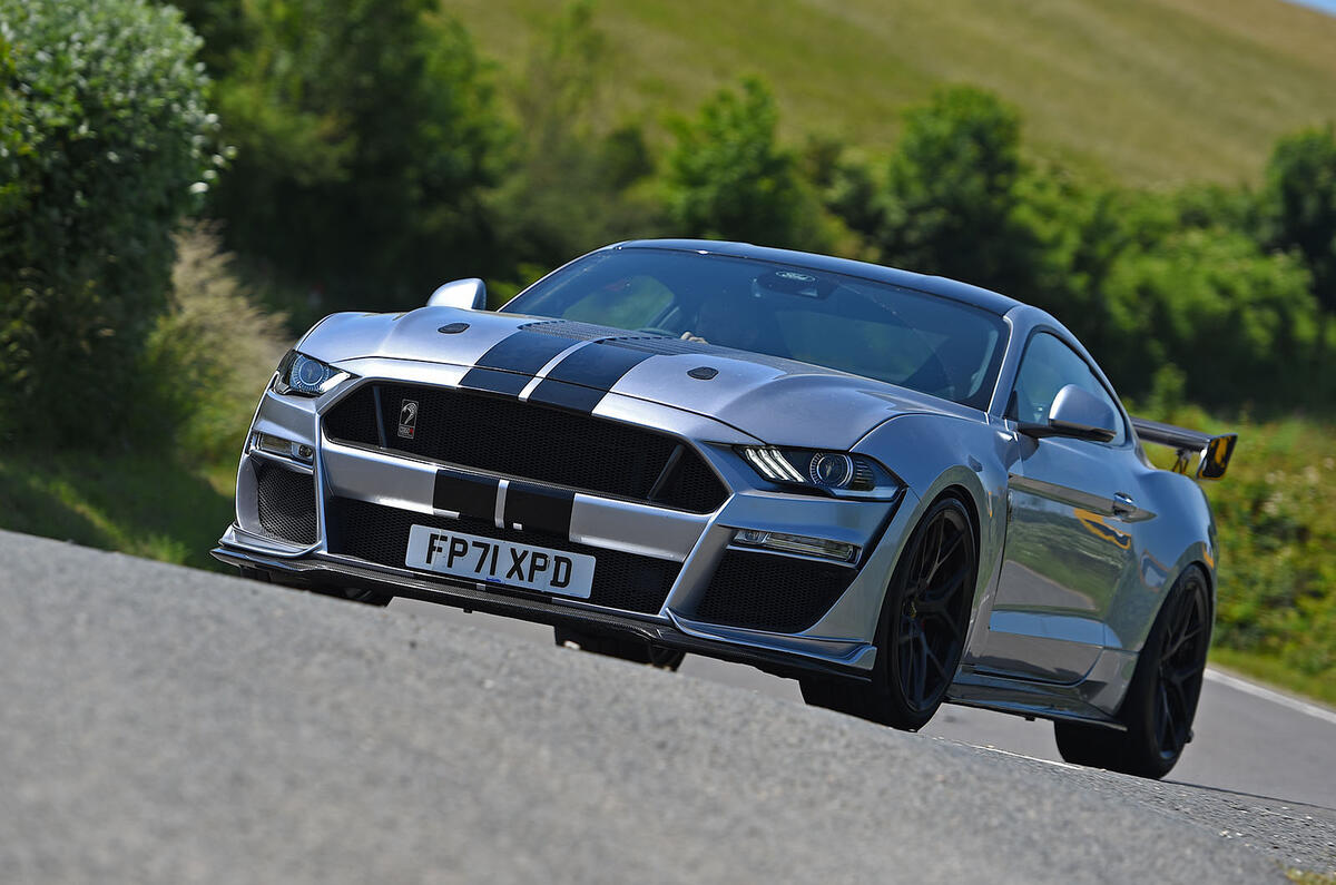 Sutton CS850R Mustang 2022 001 virage avant