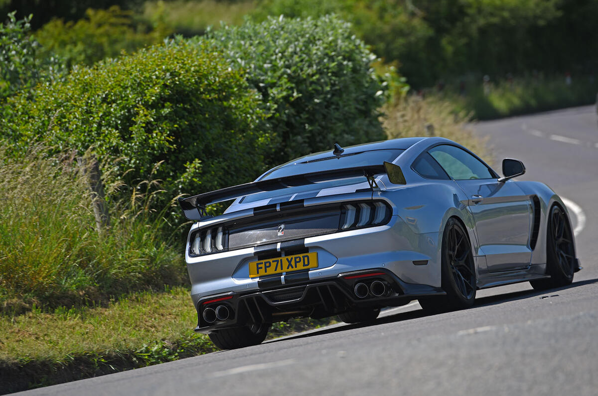 Sutton CS850R Mustang 2022 003 virage arrière