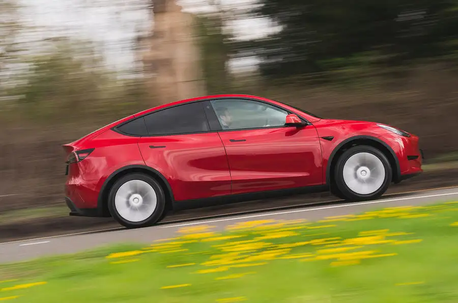 tesla model y rwd 2023 02 panning