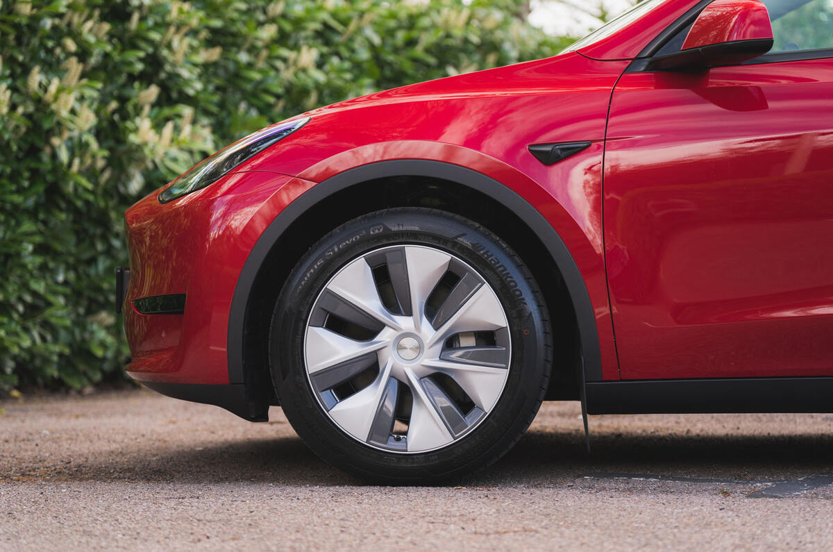 tesla model y rwd 2023 15 passage de roue