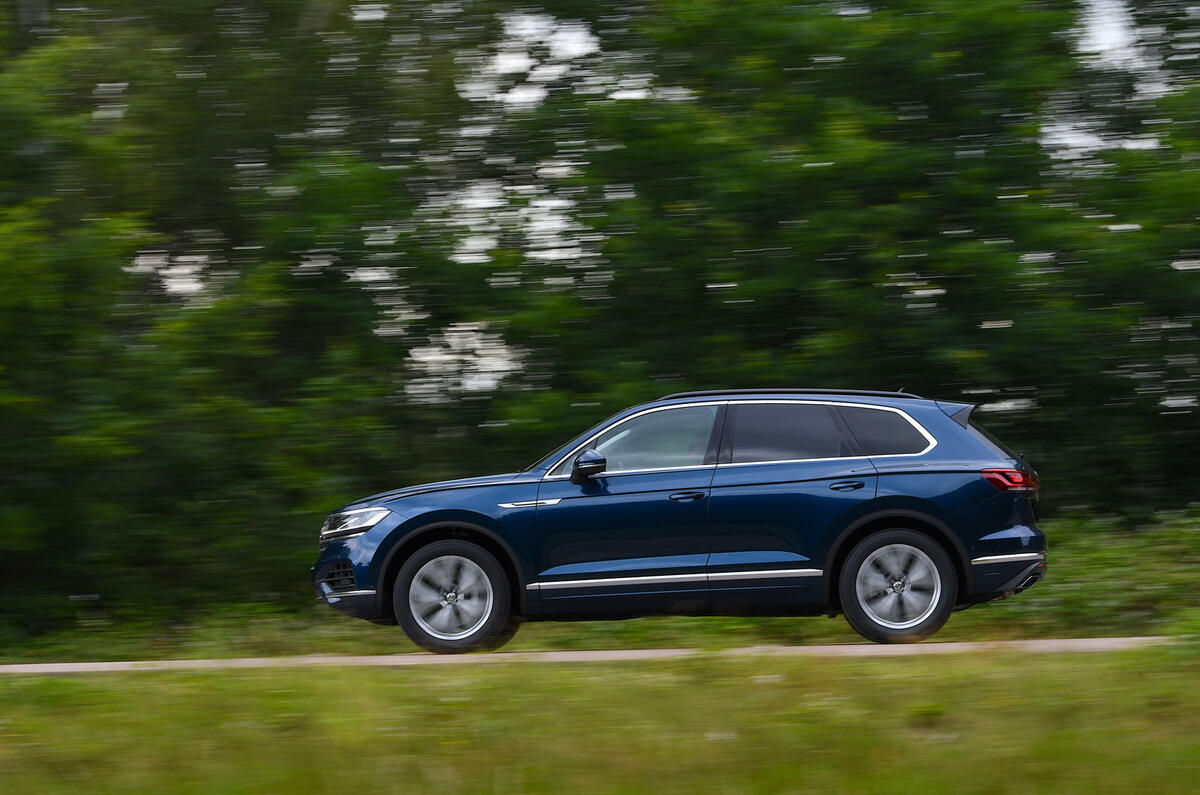 Volkswagen Touareg 3.0 TSI 2019 UK first drive review - on the road side