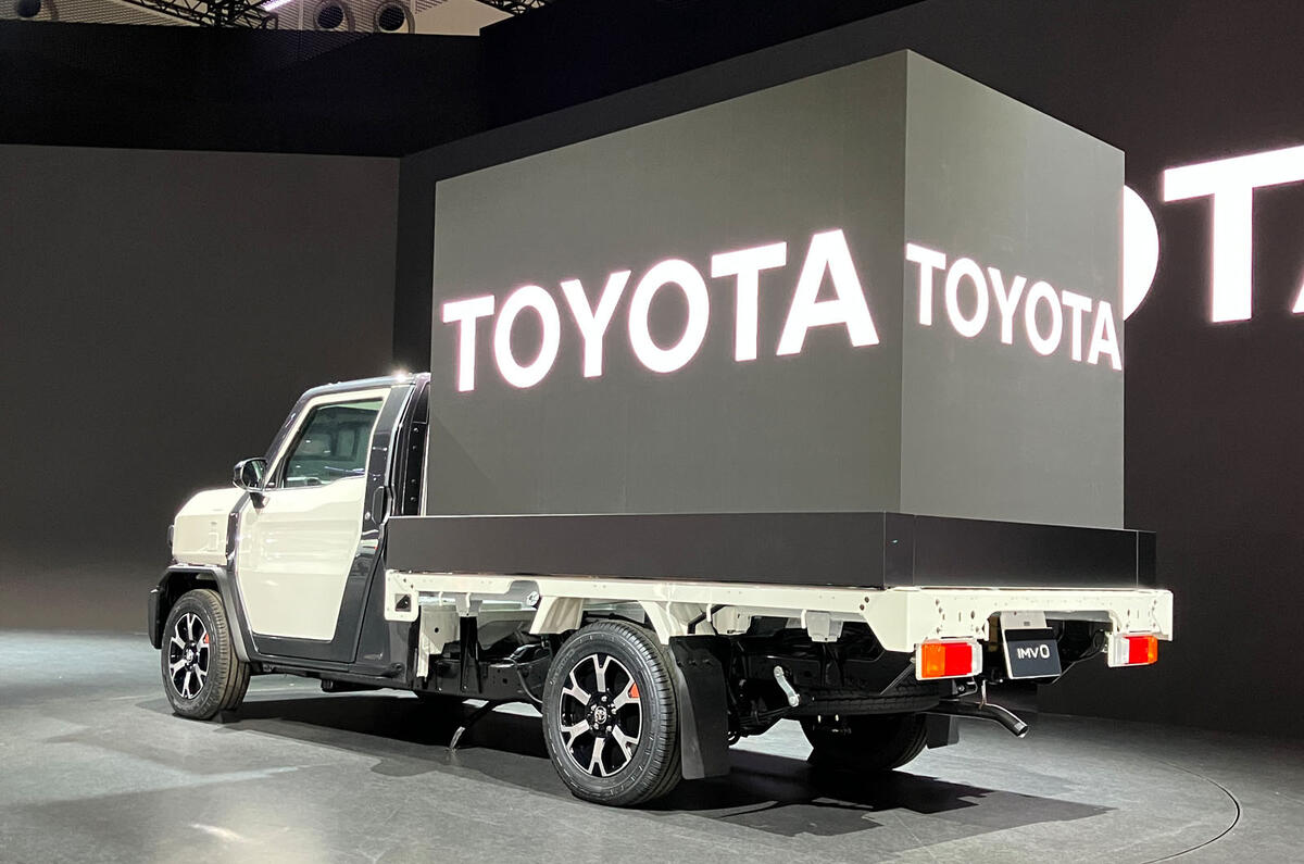 Toyota IMV 0 rear quarter