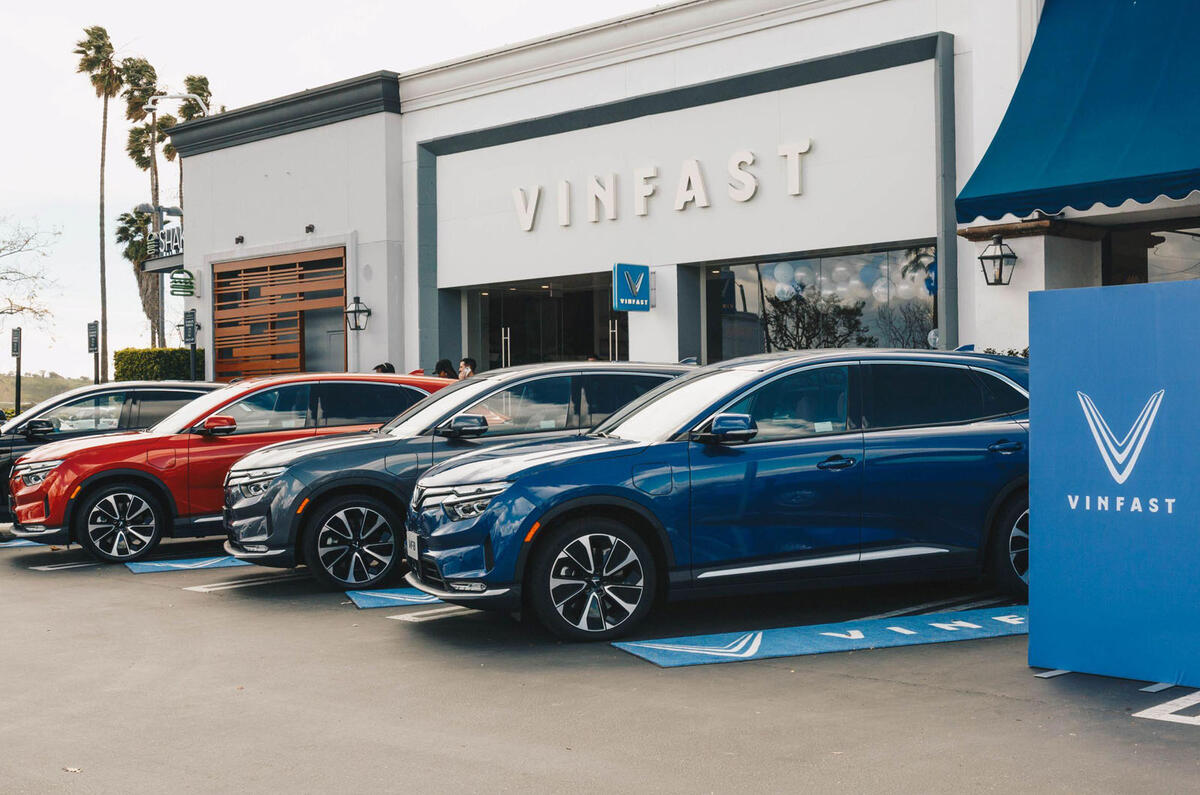 Vinfast VF8 sur le parvis