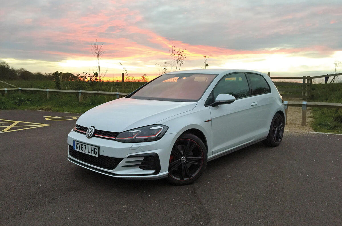 volkswagen-golf-gti-parked-under-a-pink-sky taciki.ru