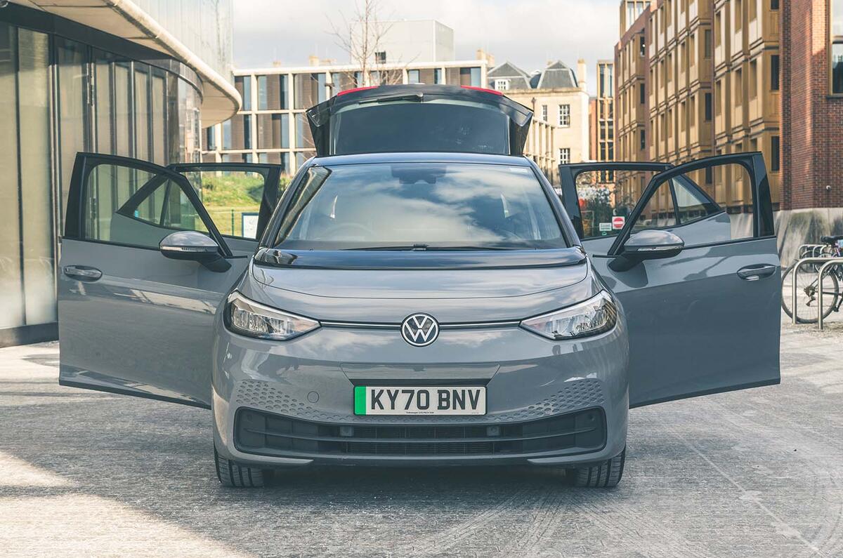 فولکس واگن ID 3 2022 جلو با درهای باز