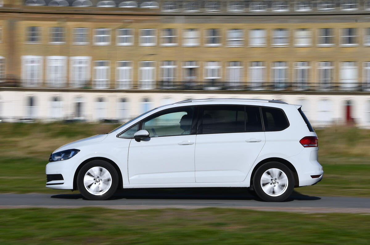 Volkswagen Touran dynamic side