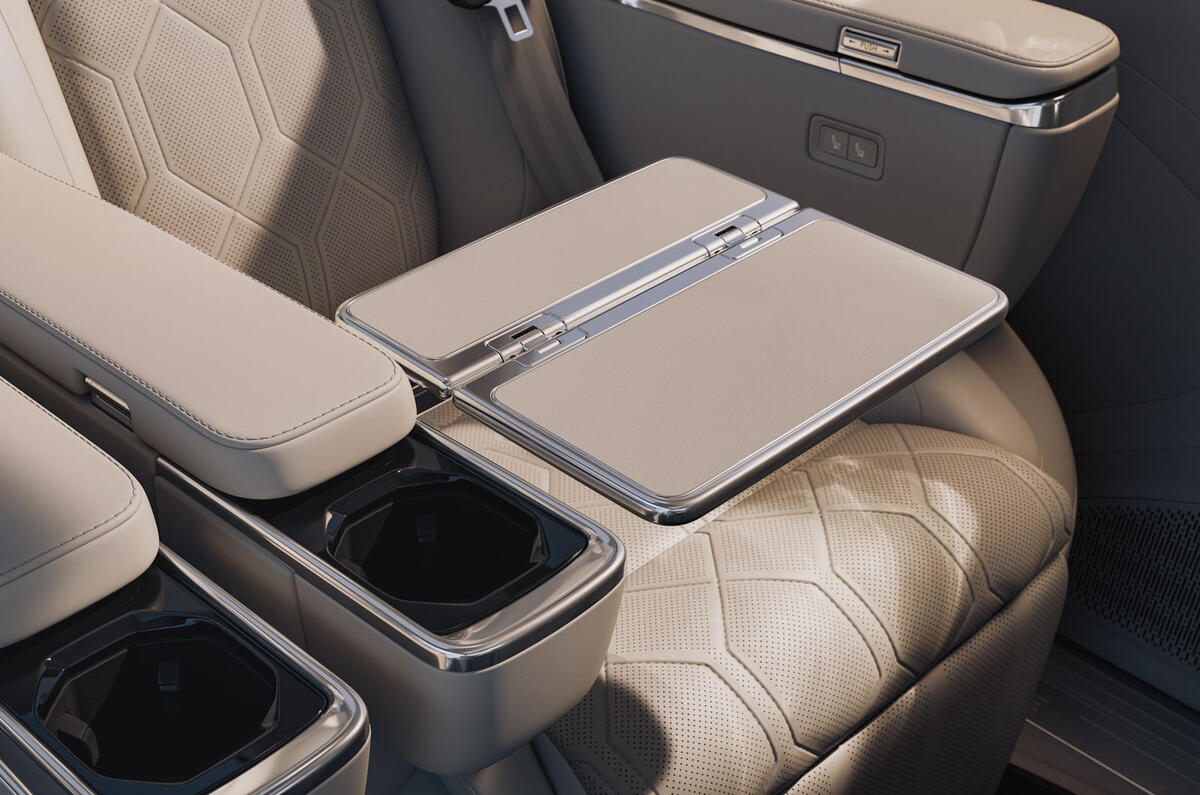 Стол складной Volvo EM90