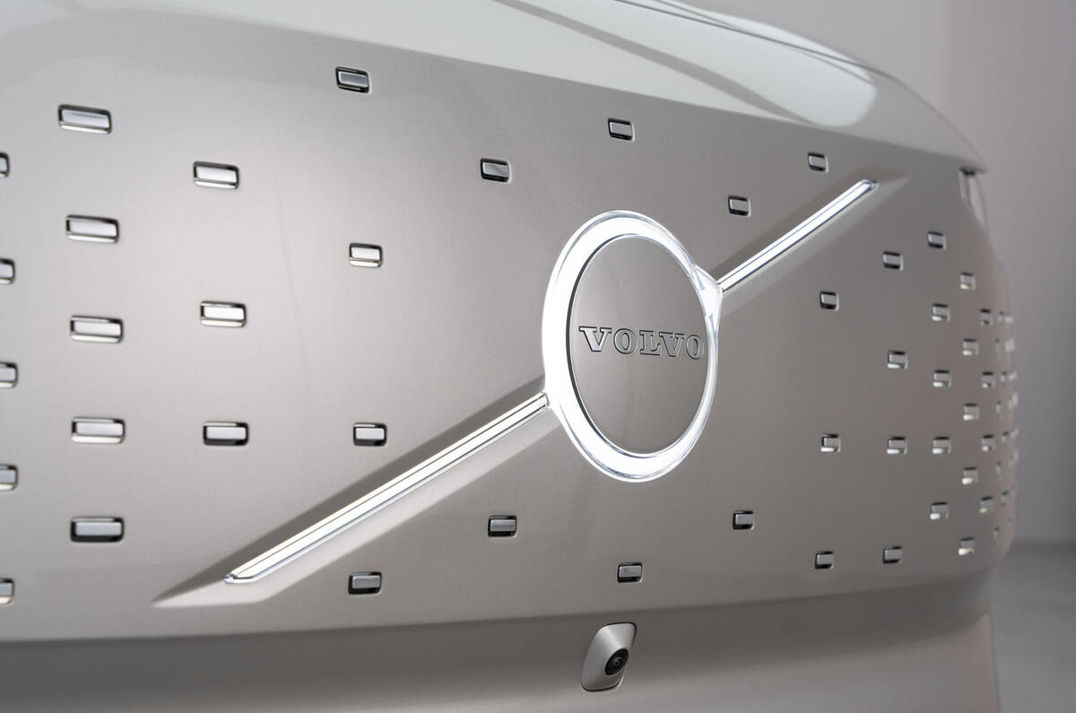 Загорелся передний значок Volvo EM90