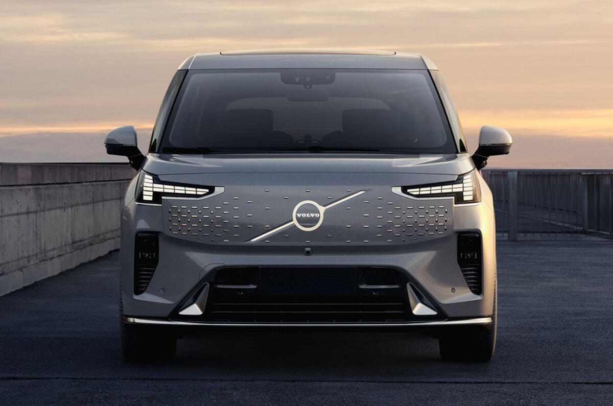 Включаются передние фонари Volvo EM90