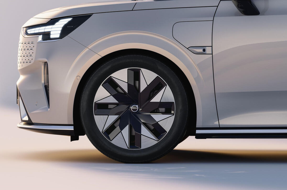 Переднее колесо Volvo EM90 и порт для зарядки