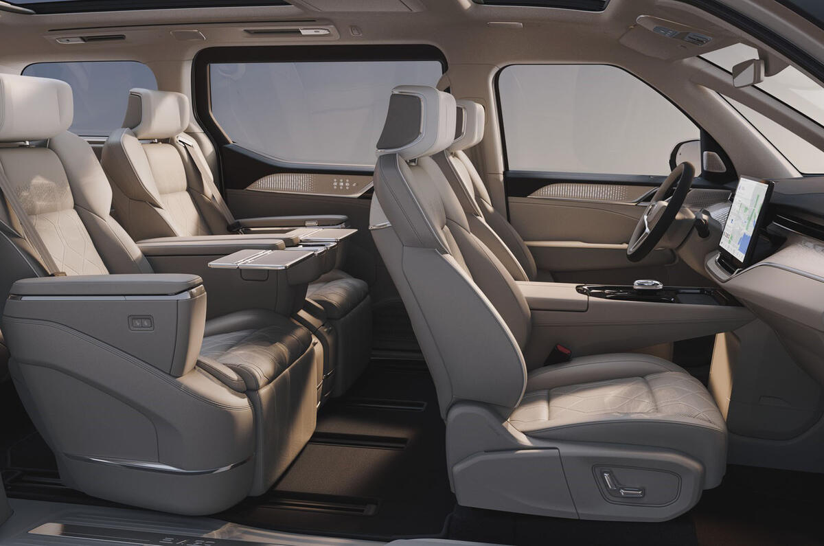 Обзор салона Volvo EM90