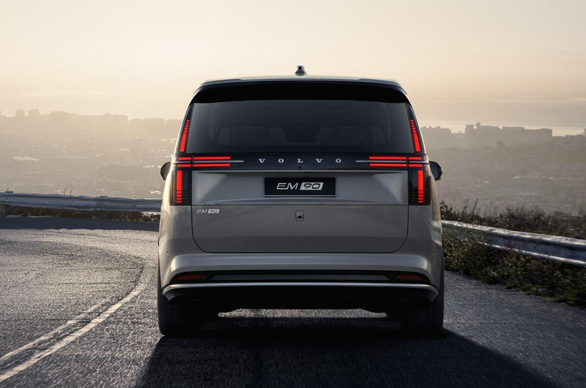 Задние фонари Volvo EM90 включены.
