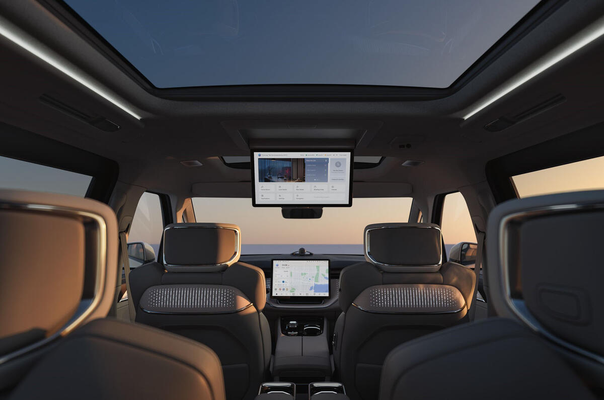 Volvo EM90, вид с заднего сиденья
