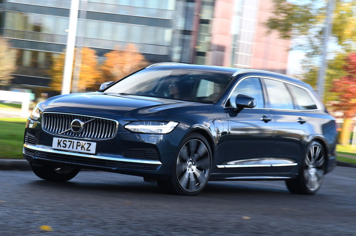 Volvo V90 front quarter tracking