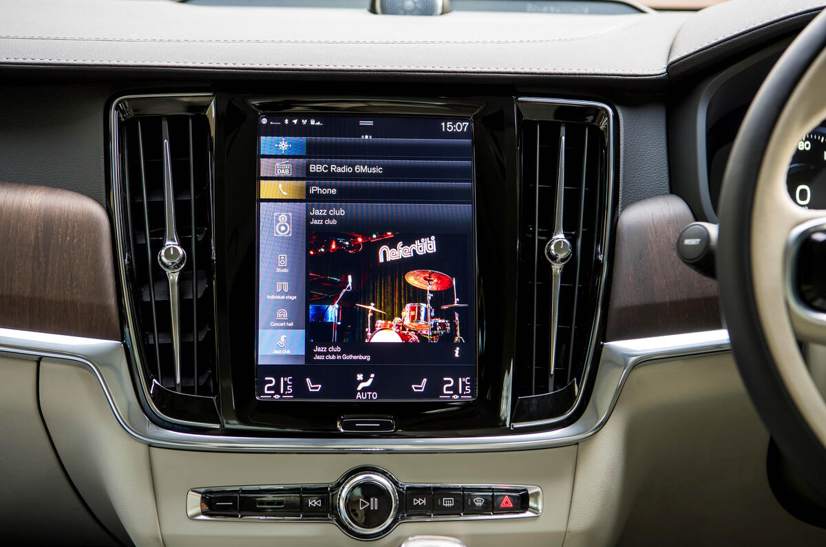 Volvo S90 T8 infotainment