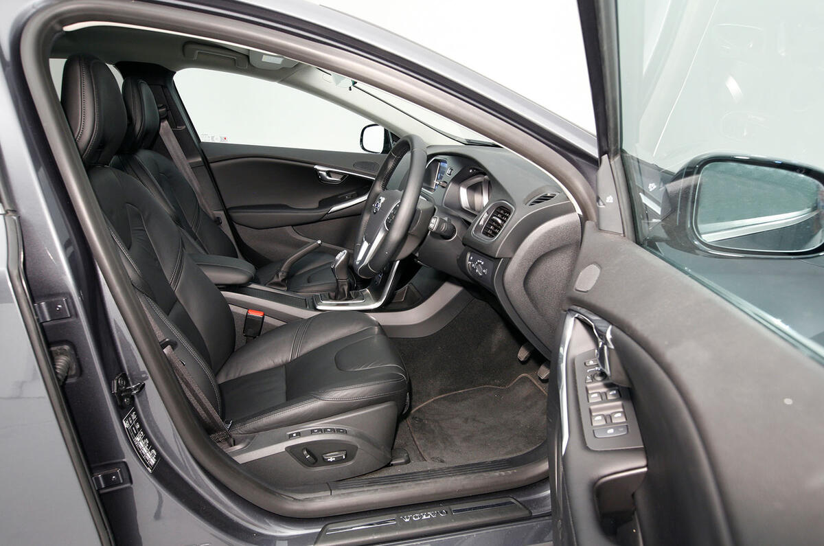 Volvo V40 interior side