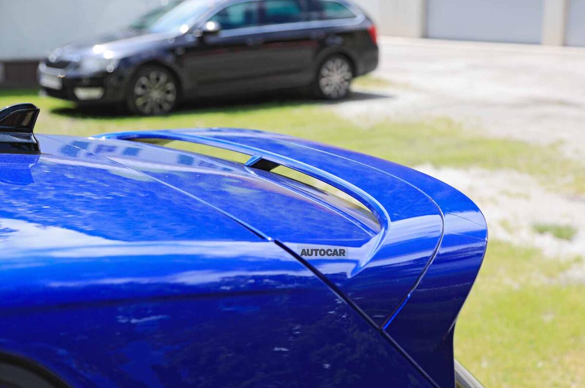 Volkswagen Golf R Mk8 spyshots roof