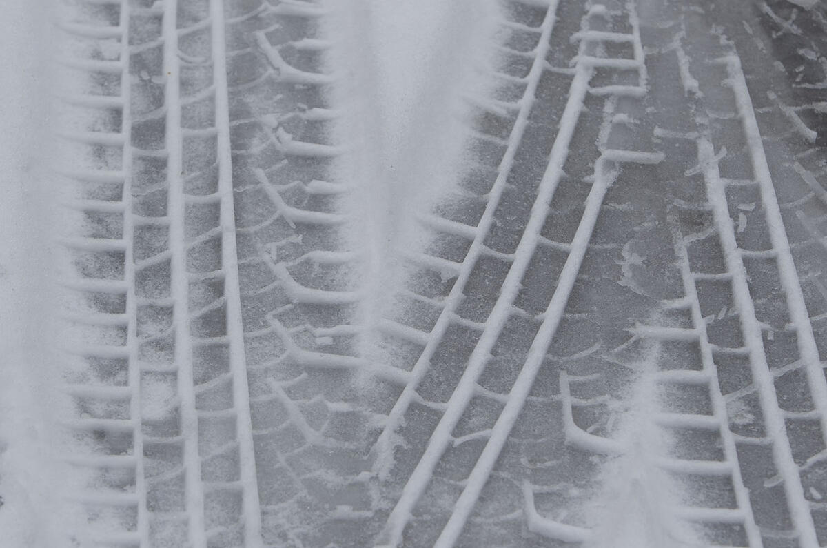 Tyre tracks in snow 