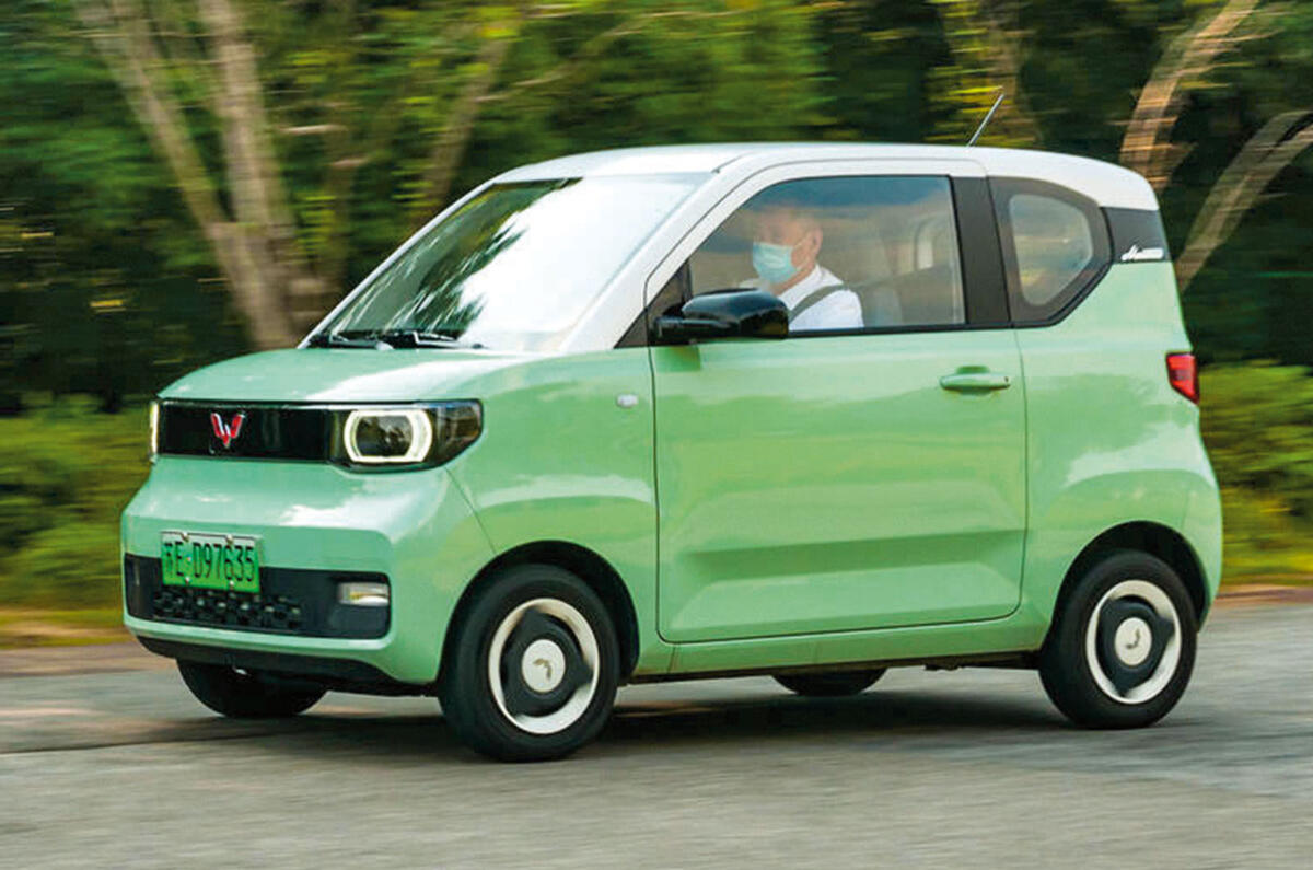Китайский электромобиль Wuling, передняя часть, три четверти
