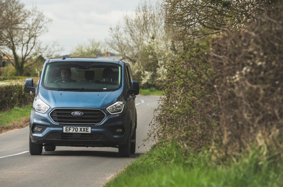 1 Ford Tourneo 2021 LT héros avant