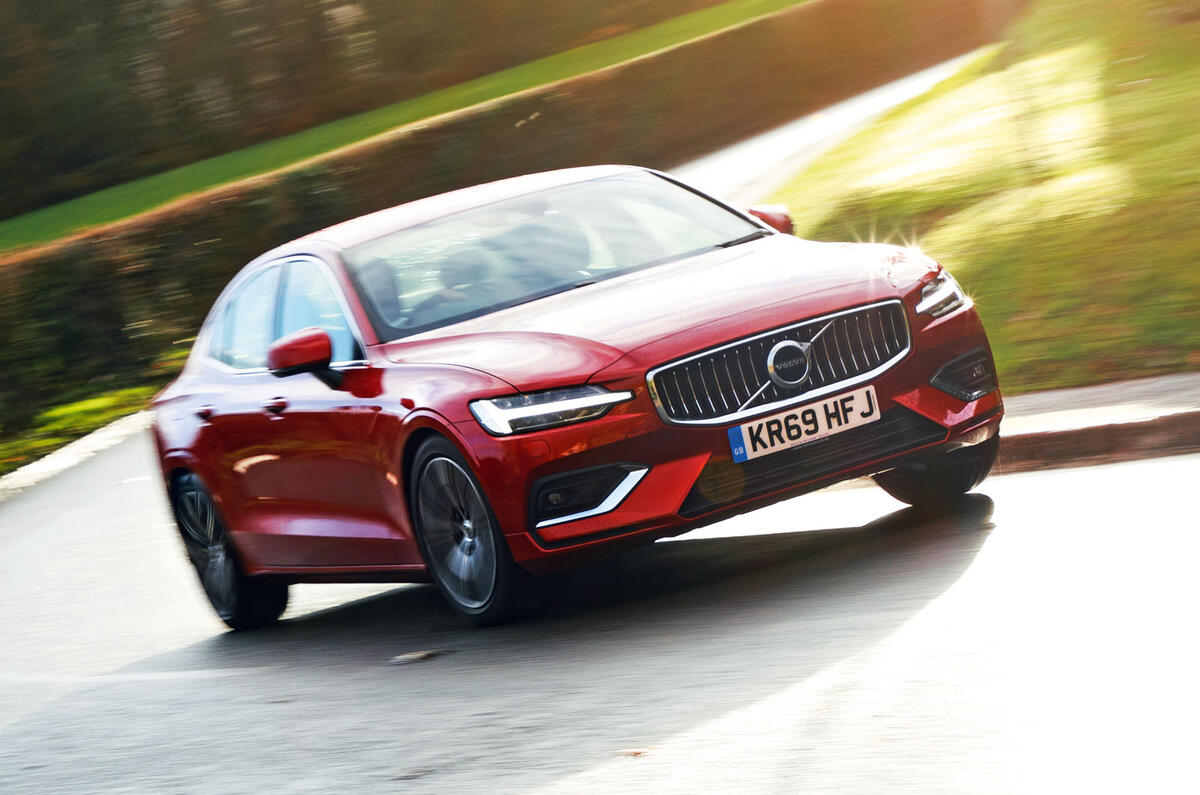 Das Testobjekt, der Volvo S60 T5 mit dem Keep Lane detect Edge System, wurde einem ausführlichen Praxistest unterzogen. Dabei wurden diverse Situationen auf unterschiedlichen Straßenbelägen simuliert, um die Leistungsfähigkeit des Systems zu überprüfen.