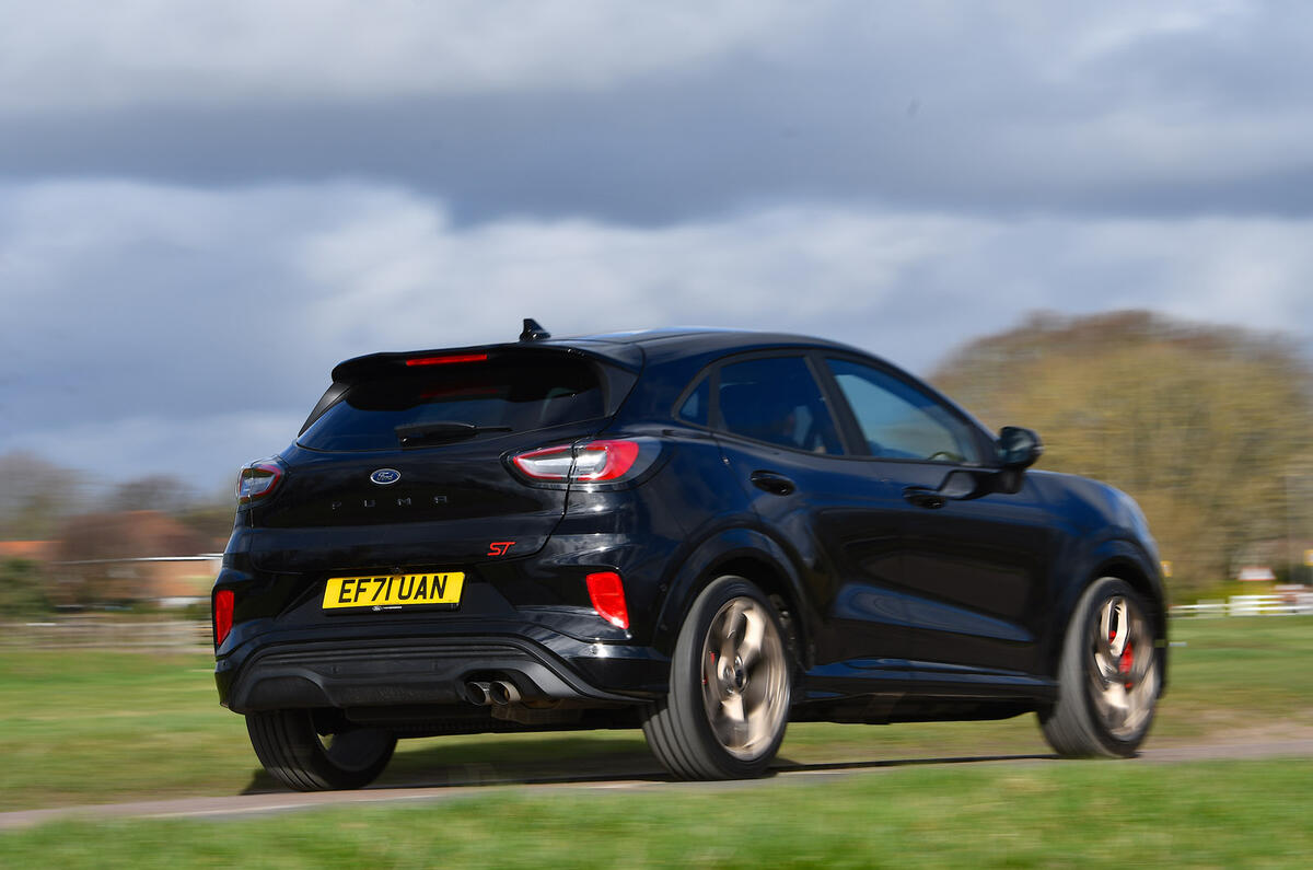 10 Ford Puma ST Gold Ed 2022 Bonjour à long terme sur la route arrière