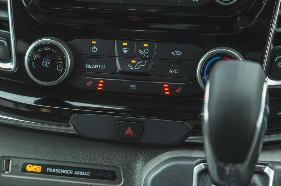 10 Ford Tourneo 2021 LT commandes de climatisation