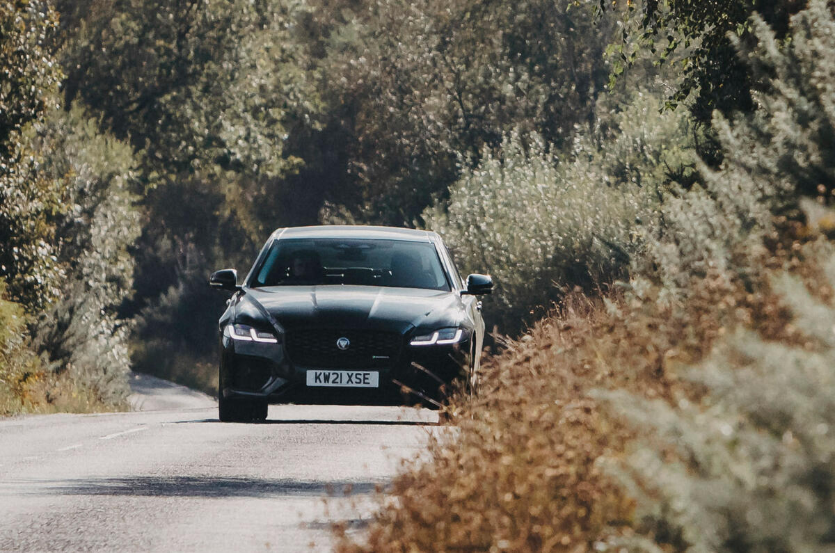 11 Jaguar XF 2021, examen à long terme, chef de file