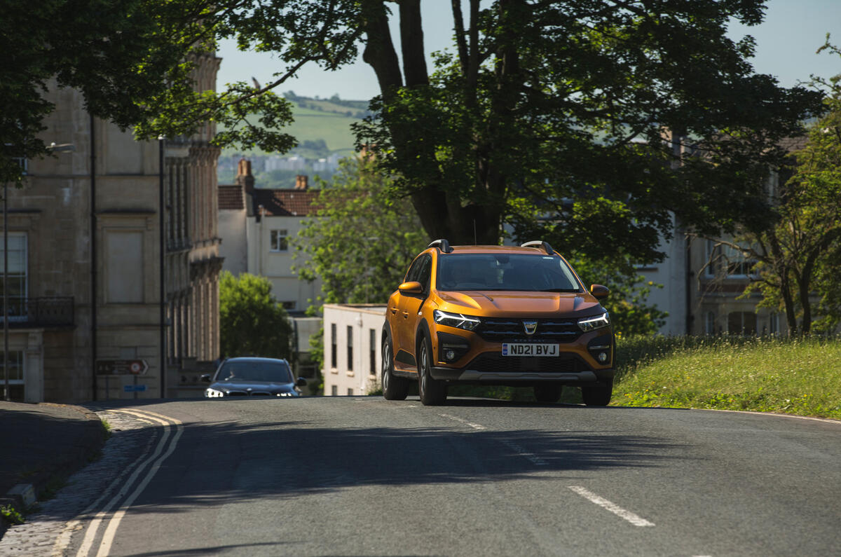 12 Dacia Sandero Stepway 2021 LT sur route avant