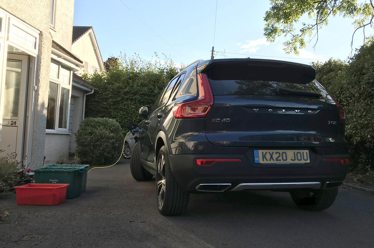 Volvo XC40 Recharge T5 2020 : révision à long terme - recharge à domicile à l'arrière