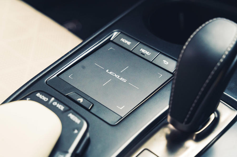13 Lexus UX300e 2022 : revue à long terme de la console centrale