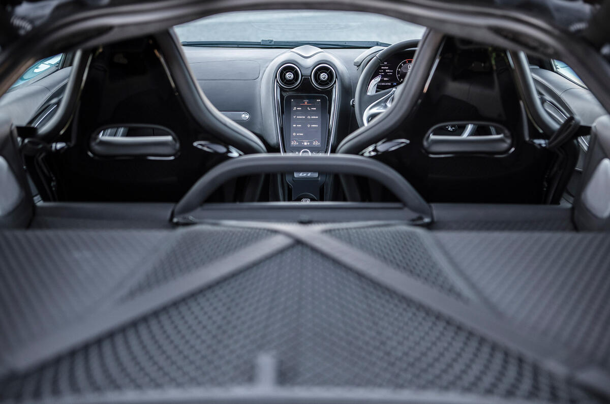 13 Tableau de bord de la McLaren GT 2022 (test à long terme)