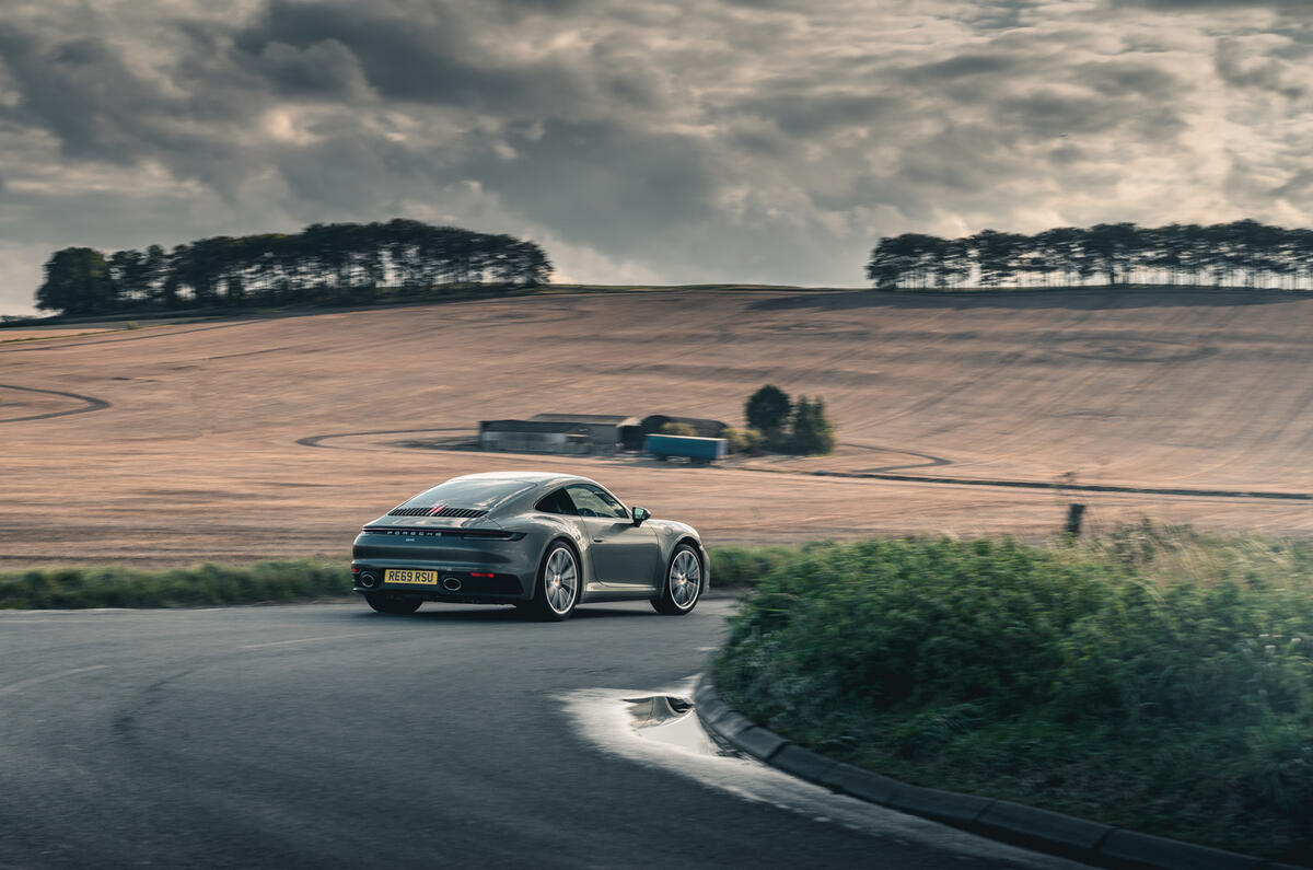 Porsche 911 Carrera 2020 : bilan à long terme - l'arrière en virage