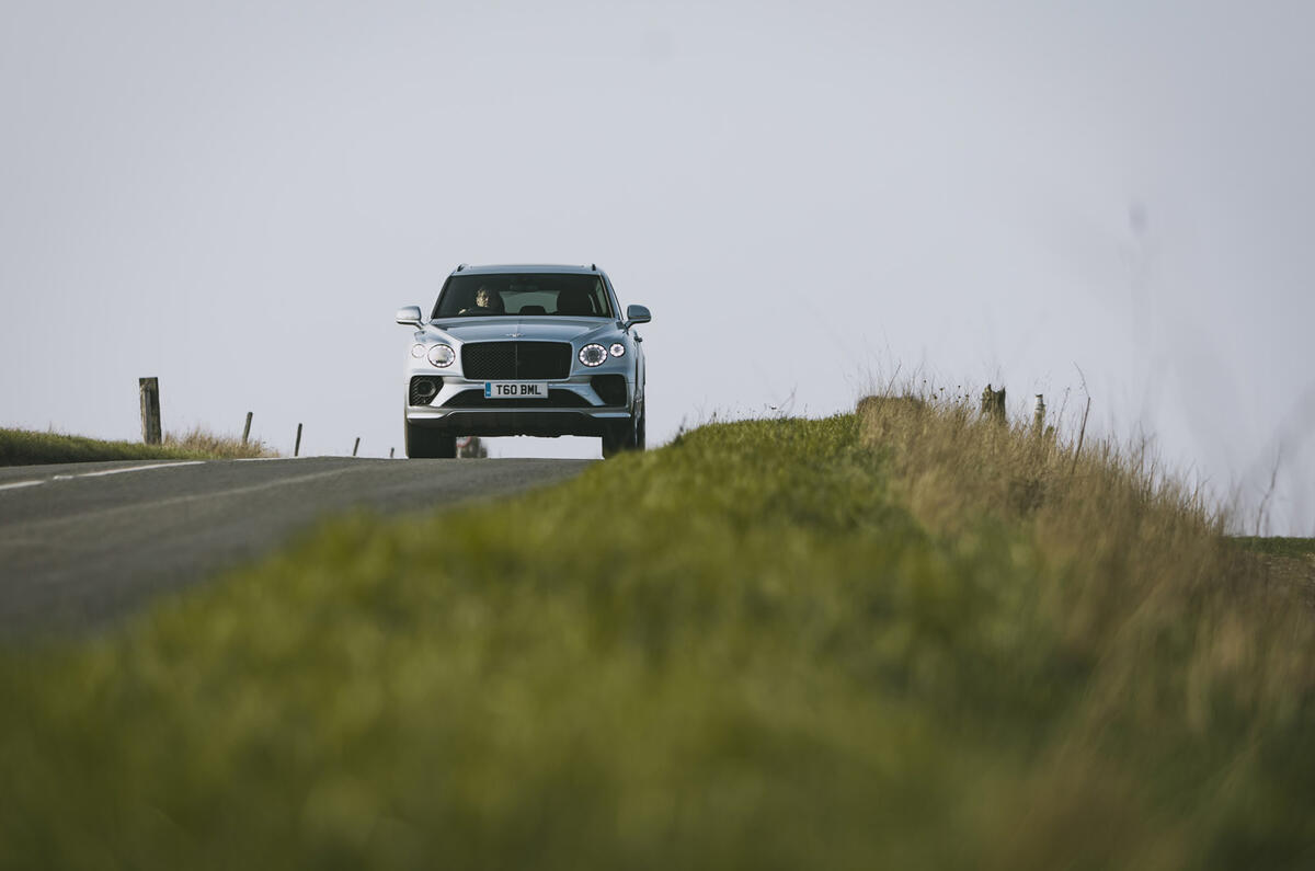 16 Bentley Bentayga V8 2021 : essai à long terme sur route avant