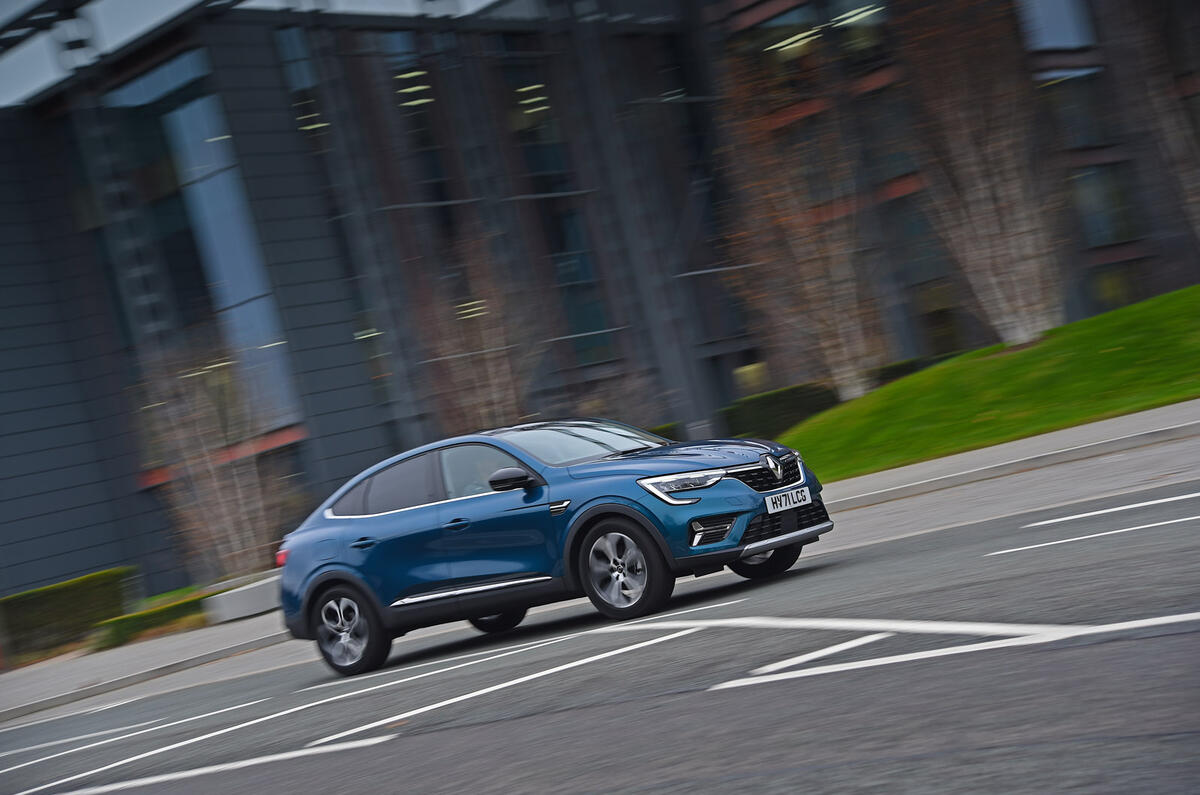 16 Renault Arkana 2022 : essai à long terme sur le bord de la route