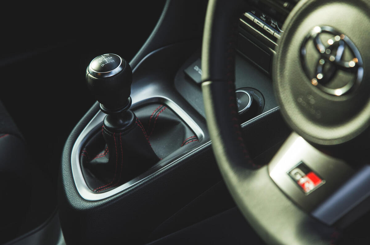 16 Toyota GR Yaris 2021 revue à long terme levier de vitesse