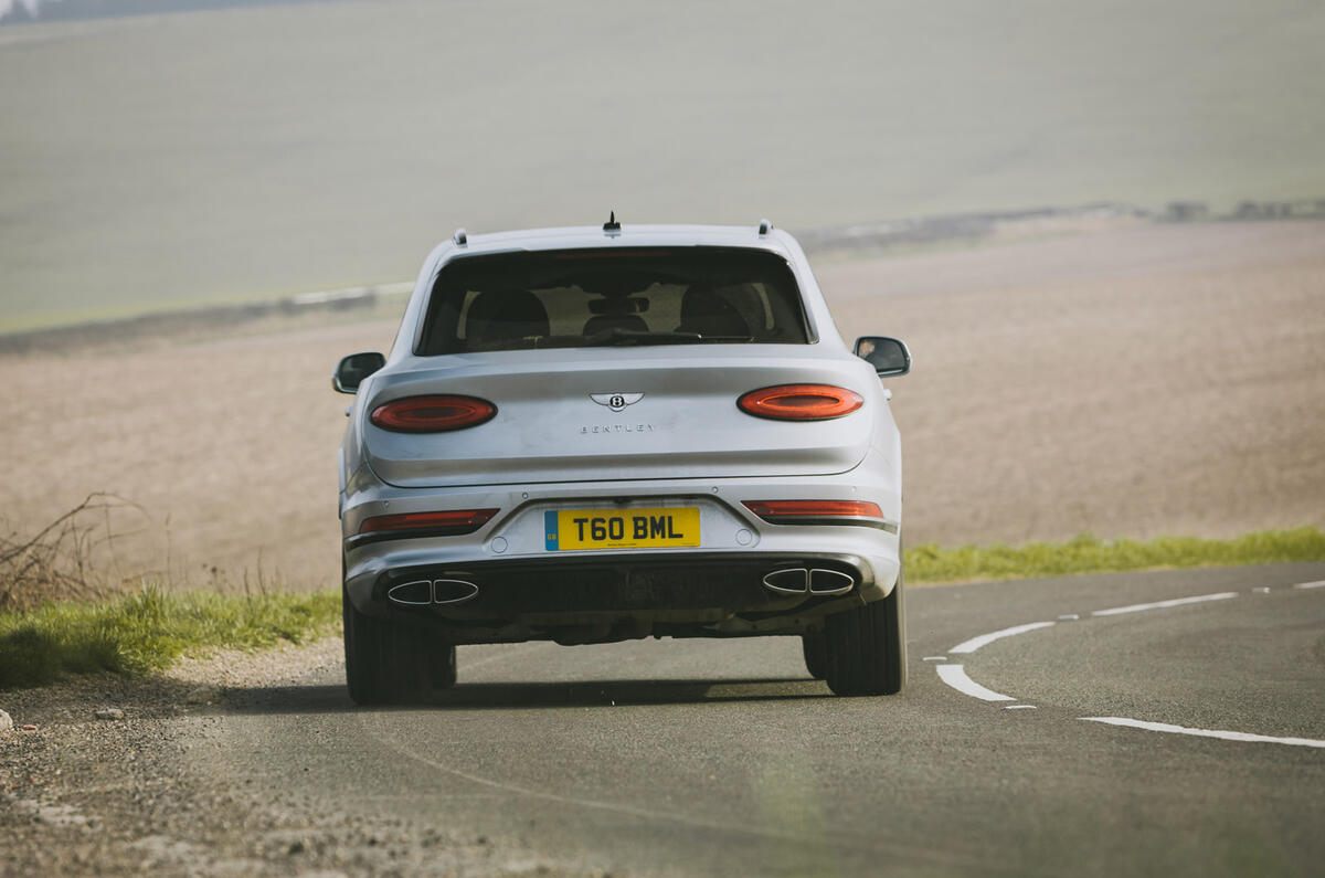 17 Bentley Bentayga V8 2021 : essai à long terme sur route arrière