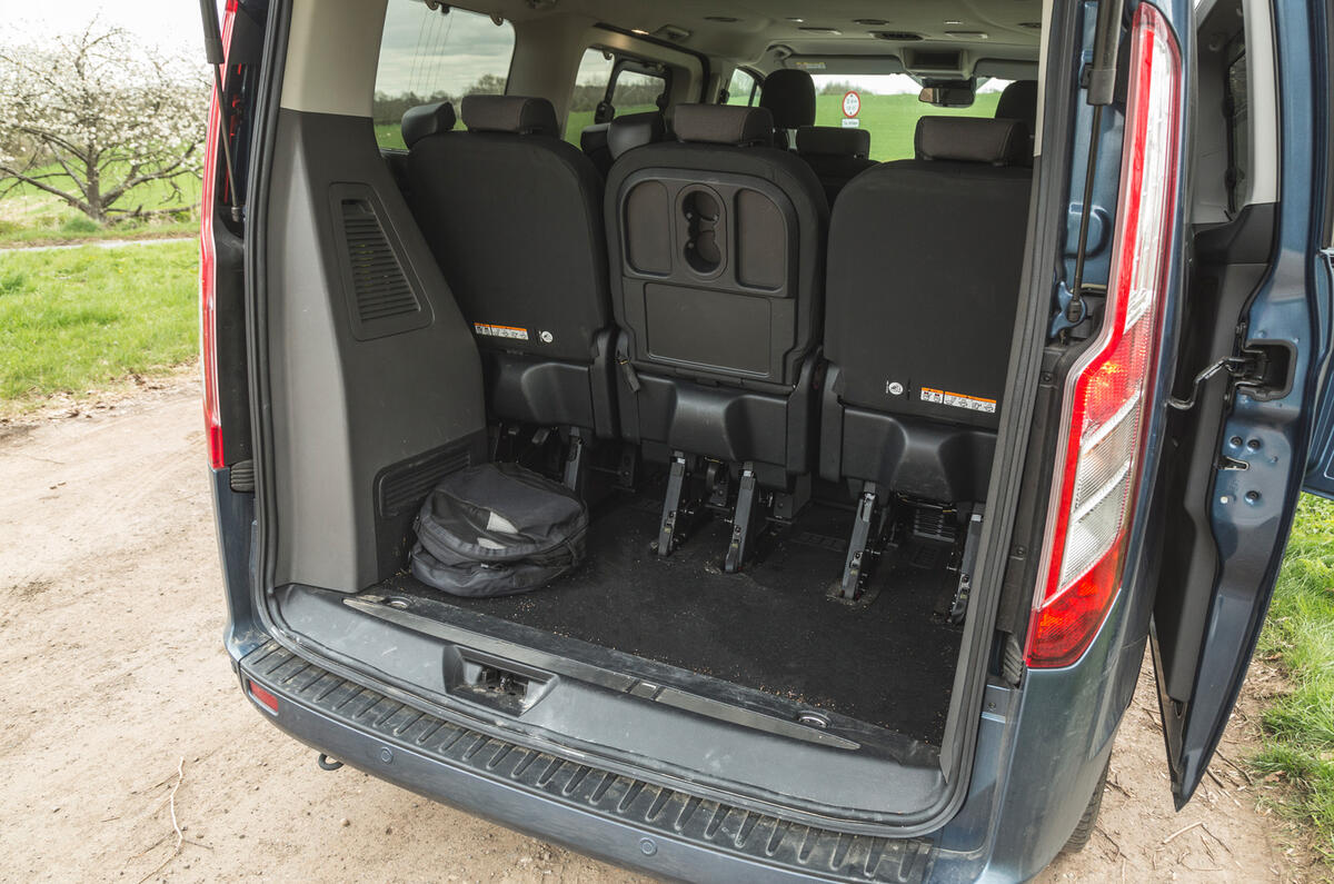 17 Ford Tourneo 2021 LT coffre