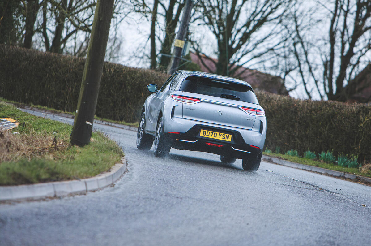 17 Sur l'abonnement de voiture à long terme Essai de DS3 en virage arrière