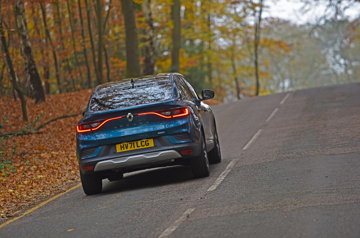 17 Renault Arkana 2022 : essai à long terme sur route à l'arrière