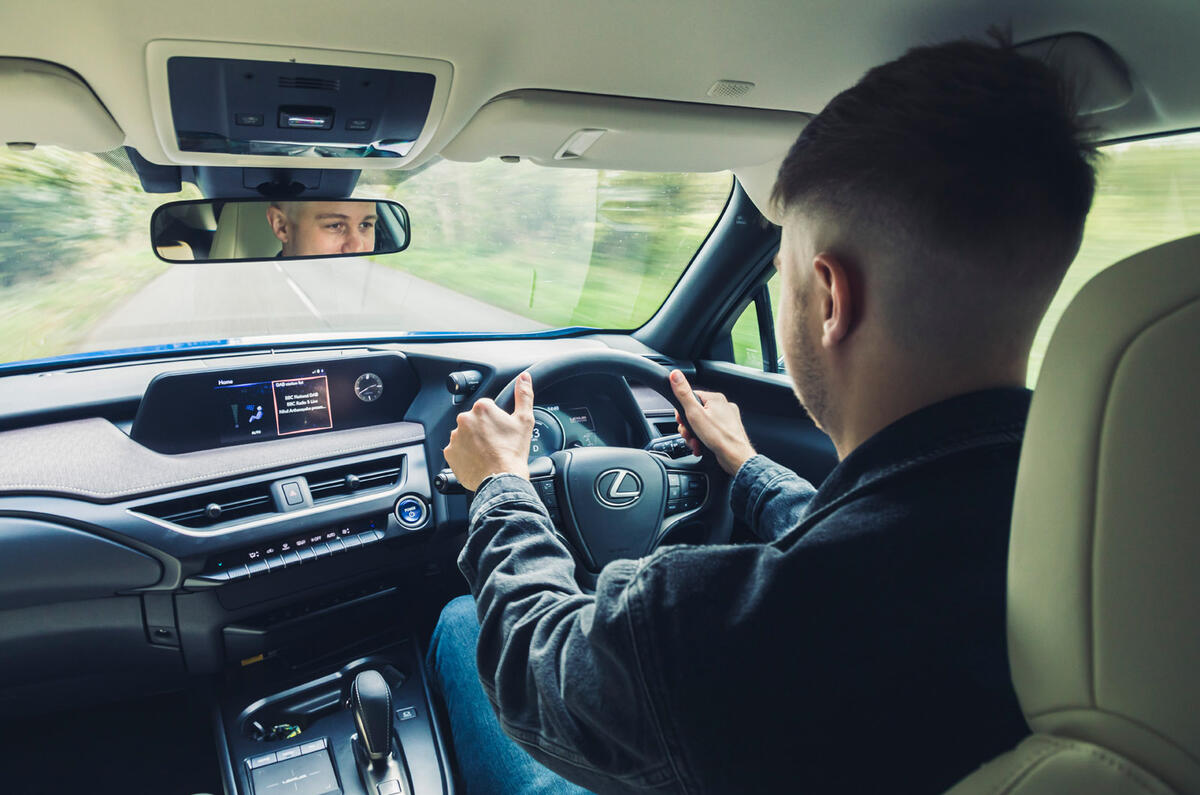 18 Lexus UX300e 2022 essai à long terme JW conduite