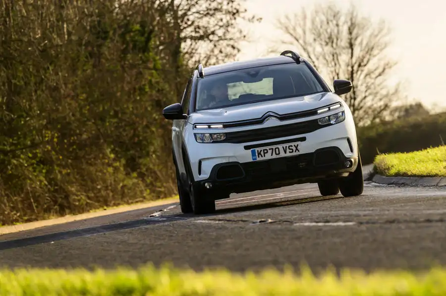 19 Citroen C5 Aircross Hybrid 2021 : essai à long terme en virage