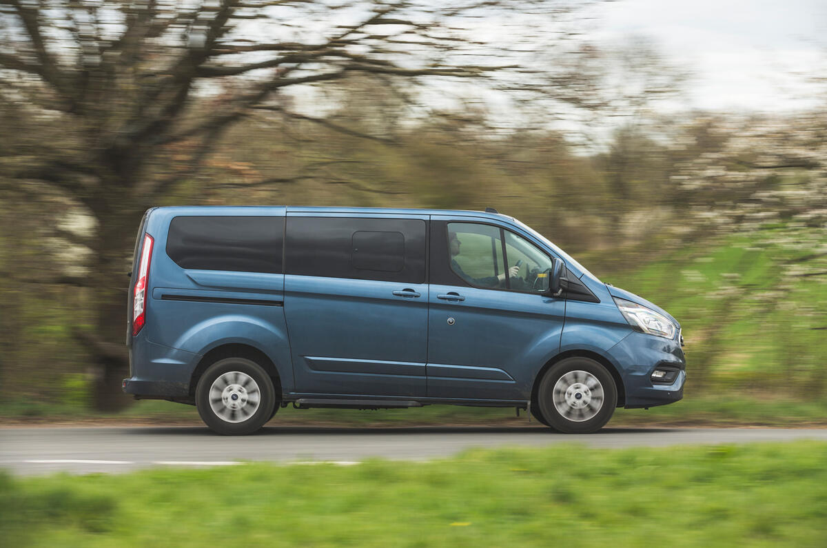 2 Ford Tourneo 2021 LT hero côté