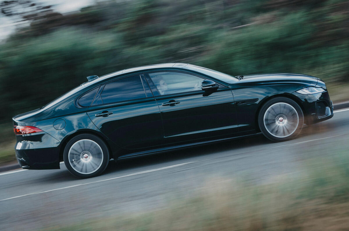 2 Jaguar XF 2021 examen à long terme côté route