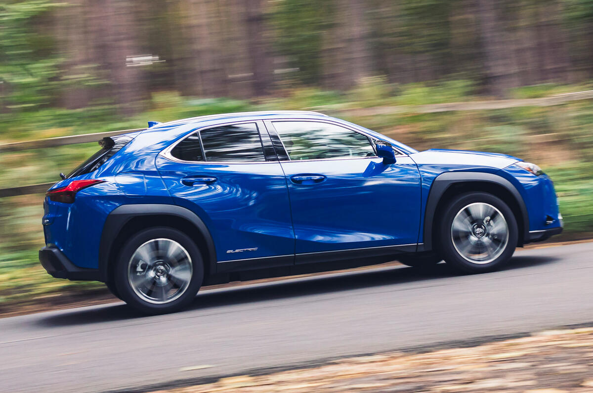 2 Lexus UX300e 2022 revue à long terme pan latéral