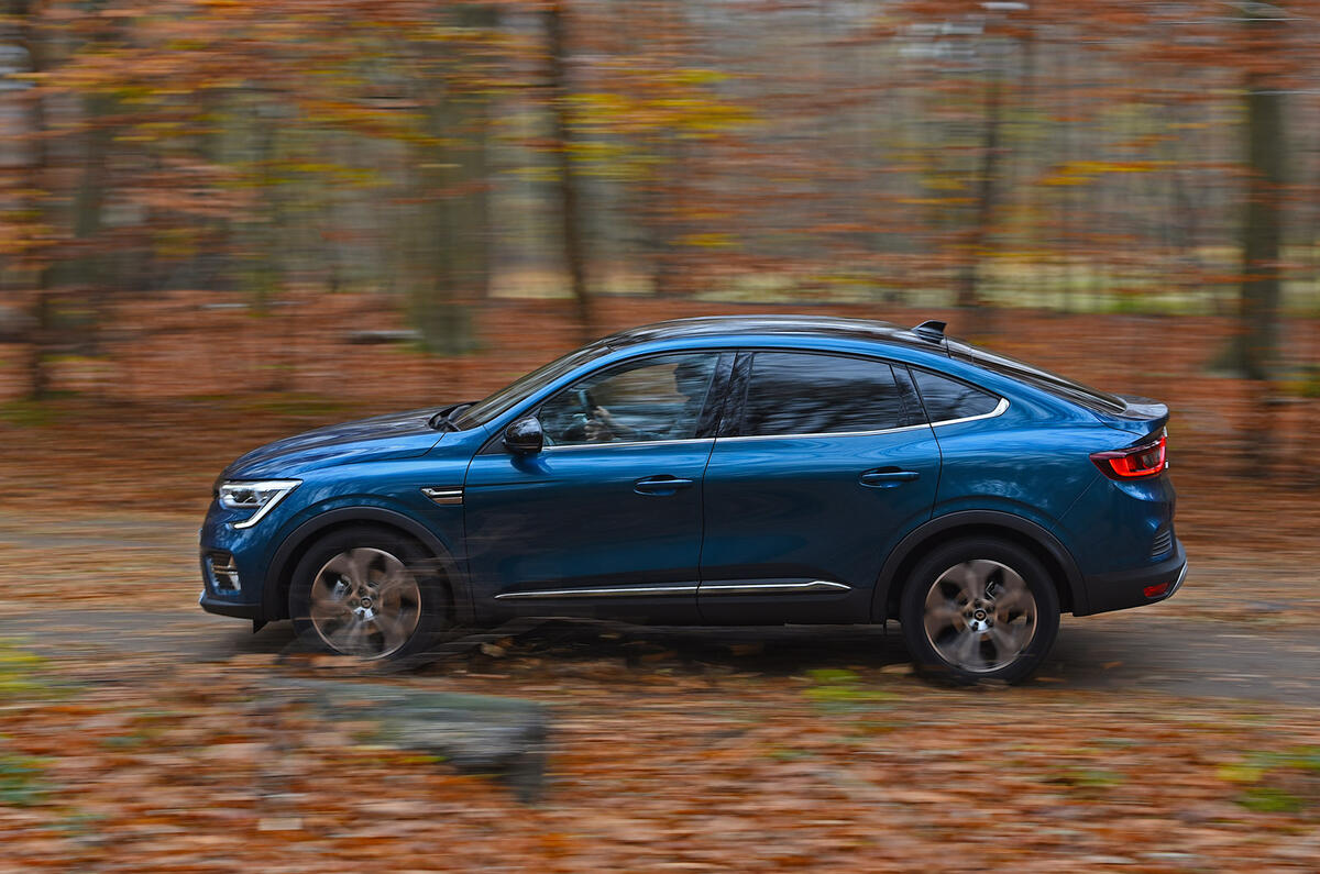 2 Renault Arkana 2022 revue à long terme pan latéral
